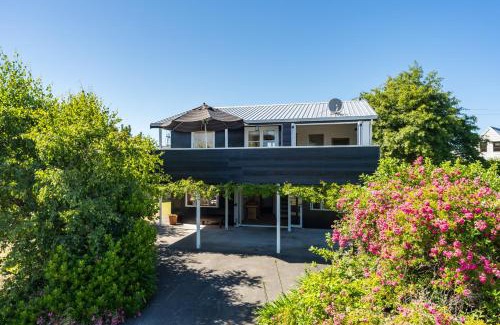 Wharewaka House | Close to the Lake