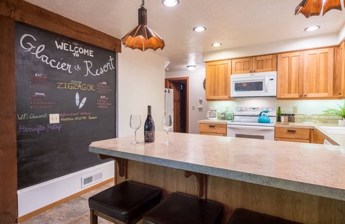 Rhododendron Cabin | Close to the river, quiet neighborhood, pet friendly!