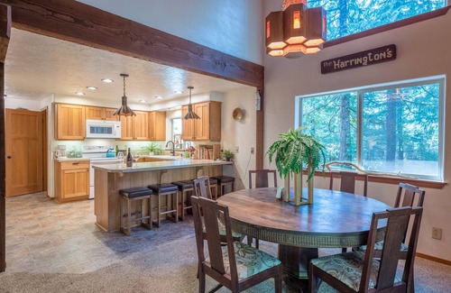 Rhododendron Cabin | Close to the river, quiet neighborhood, pet friendly!
