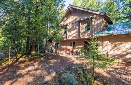 Rhododendron Cabin | Close to the river, quiet neighborhood, pet friendly!