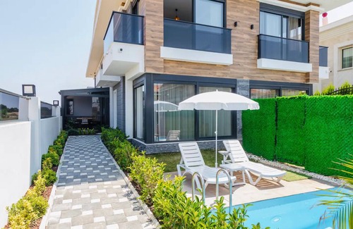 Lara House | Close to the Sea, Luxury Triblex Villa with Heated Pool