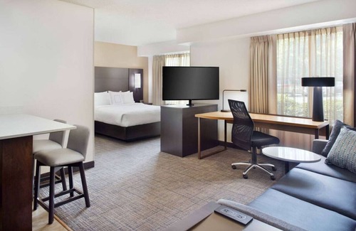 Cary Hotel | Close to the Symphony Lake! Pet-friendly Suites with Full Kitchen, Outdoor Pool!
