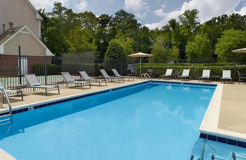 Cary Hotel | Close to the Symphony Lake! Pet-friendly Suites with Full Kitchen, Outdoor Pool!
