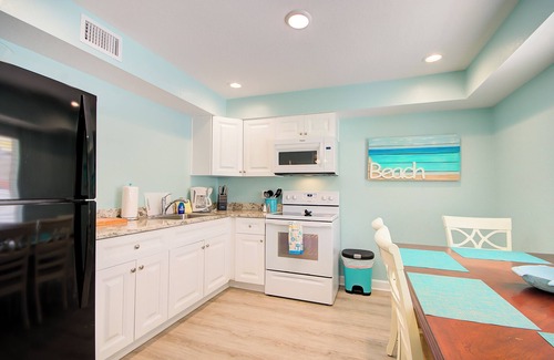 Indian Rocks Beach Apartment | Close to the Beach, no car needed, mini golf, bikes, & a King Size Bed! mcB