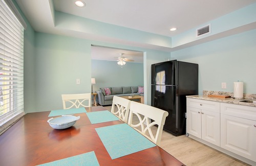 Indian Rocks Beach Apartment | Close to the Beach, no car needed, mini golf, bikes, & a King Size Bed! mcB