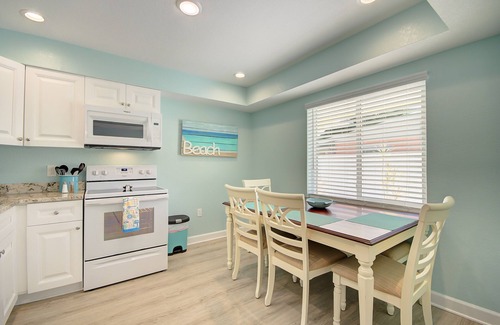 Indian Rocks Beach Apartment | Close to the Beach, no car needed, mini golf, bikes, & a King Size Bed! mcB