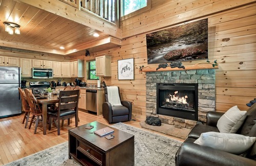 Gatlinburg - Pigeon Forge Cabin | Close to Town! Cozy Cabin, Hot Tub, Pool Table