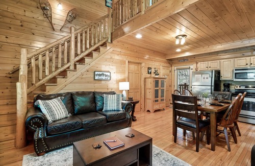Gatlinburg - Pigeon Forge Cabin | Close to Town! Cozy Cabin, Hot Tub, Pool Table