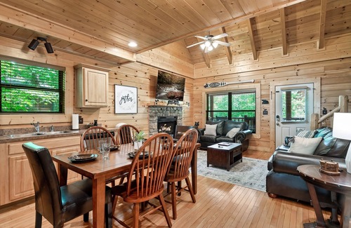 Gatlinburg - Pigeon Forge Cabin | Close to Town! Cozy Cabin, Hot Tub, Pool Table