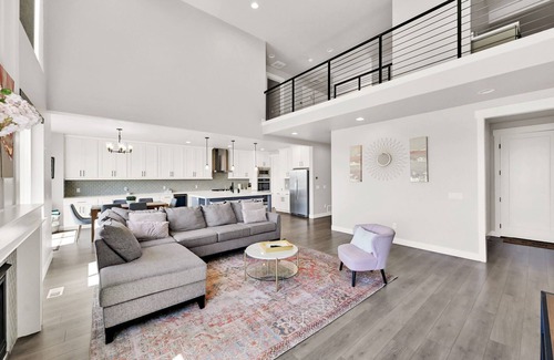Vineyard House | Close to UVU, BYU, Sundance, Utah Lake. Jacuzzi, Karaoke, Game room ~Sleeps 16!~
