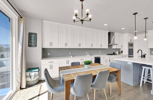 Vineyard House | Close to UVU, BYU, Sundance, Utah Lake. Jacuzzi, Karaoke, Game room ~Sleeps 16!~