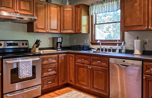 Cliff Walk House | Close Walk to Beach, Cliff Walk, w/Parking, 5 Bedroom, 3 Bath, Well-Maintained