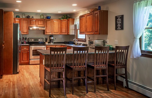 Cliff Walk House | Close Walk to Beach, Cliff Walk, w/Parking, 5 Bedroom, 3 Bath, Well-Maintained
