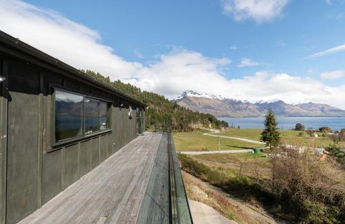 Closeburn House | Closeburn LakeView House