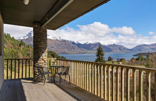 Closeburn House | Closeburn LakeView House