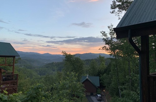 Black Bear Falls Cabin | Closer To Home - Luxurious Mountain Cabin in the Smokies