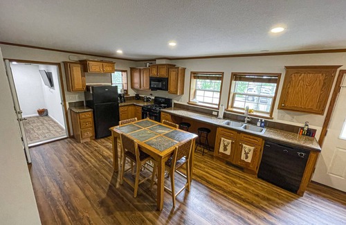 Moravia Cabin | CLOSEST Cabin to Rathbun Lake - Unique Cabin in the WOODS - Sleeps 10!