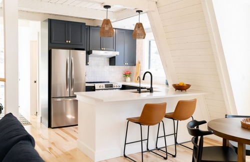Holland Cottage | Closest cottage to Laketown Beach!