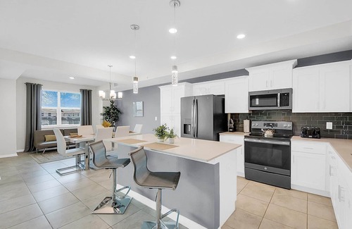 Bay Lake Apartment | CLOSEST RESORT TO DISNEY/Lake View/MODERN/STYLISH/Contemporary Condo/Free Wifi