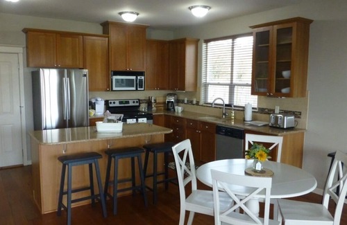 Dundee House | Closest to town Steps to Wine/Food Fire-Pit Deck BBQ Fast Wifi