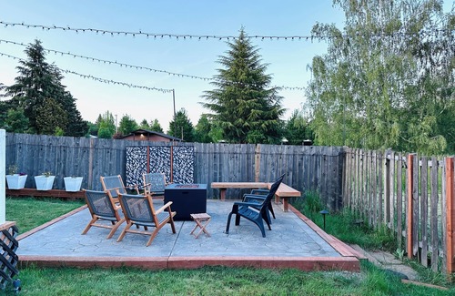 Dundee House | Closest to town Steps to Wine/Food Fire-Pit Deck BBQ Fast Wifi