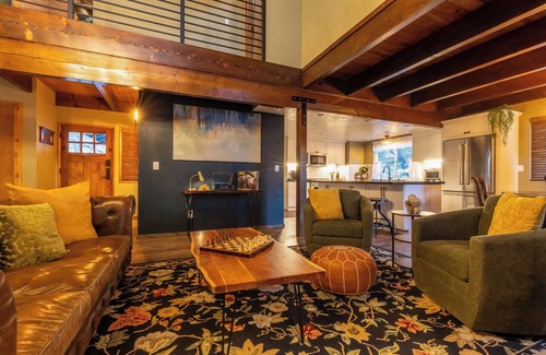 Green Valley Lake Cabin | Cloud Atlas, Sledding, Disc Golf, Dog Friendly, Games!
