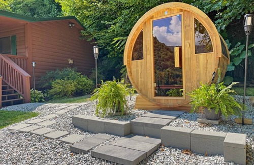 Bryson City Cabin | Cloud Nine Retreat; sleeps 22|barrel sauna|hot tub