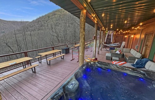 Bryson City Cabin | Cloud Nine Retreat; sleeps 22|barrel sauna|hot tub