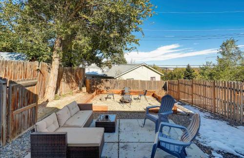 Colorado Springs Apartment | Cloud View Family Mountain Views & Fire Pit