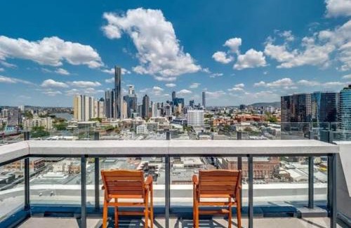 Fortitude Valley Apartment | Cloud9 CITY VIEW large resort style apartment