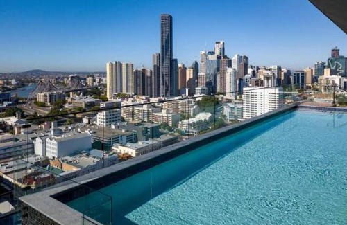 Fortitude Valley Apartment | Cloud9 CITY VIEW large resort style apartment