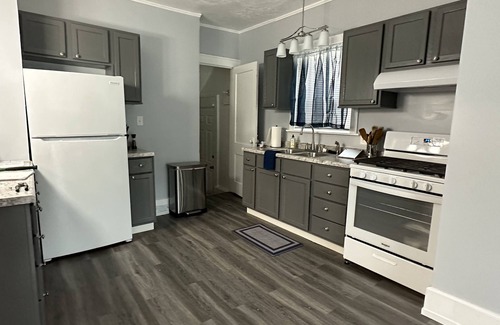 Northeast South Bend House | Clover Manor - Walk to ND!