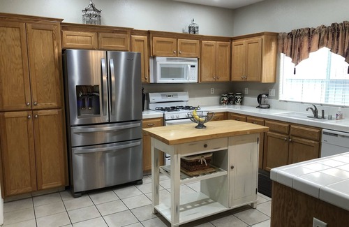 Clovis House | Clovis Charmer! Spacious and close to everything!