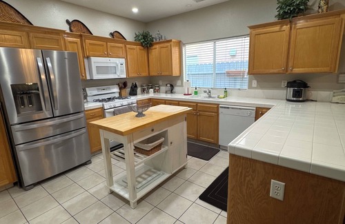 Clovis House | Clovis Charmer! Spacious and close to everything!