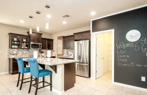 Raisin House | Clovis House |Chalkboard Wall |Sleeps 12 |Garage