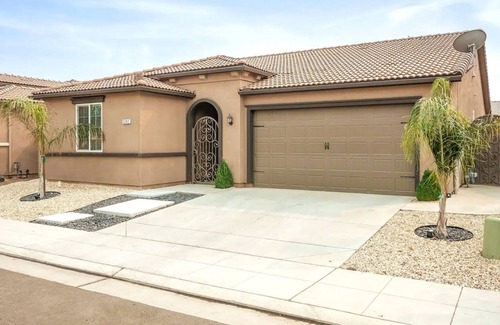 Raisin House | Clovis House |Chalkboard Wall |Sleeps 12 |Garage