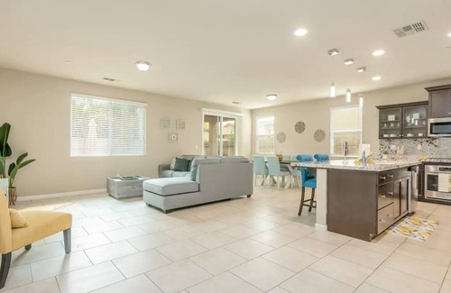 Raisin House | Clovis House |Chalkboard Wall |Sleeps 12 |Garage
