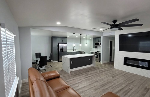 Clovis House | Clovis/Modern comfort and living! 400mg wifi Less than 1 mile to Old Town Clovis