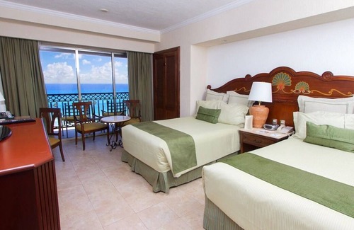 Zona Hotelera Resort | Club GR Solaris Cancun All Inclusive - Deluxe Room Sleeps 2