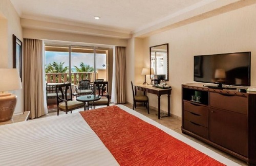 Zona Hotelera Resort | Club GR Solaris Cancun All Inclusive - Deluxe Room Sleeps 2