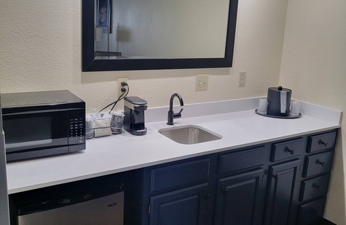 Merry Oaks Hotel | Club - Hotel Nashville Inn & Suites