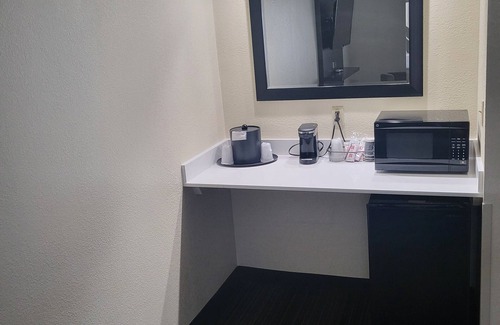 Merry Oaks Hotel | Club - Hotel Nashville Inn & Suites