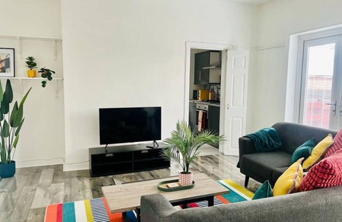 Cardonald Apartment | Clyde 52 -Modern 2 bedroom apartment next to Hillington Train Station