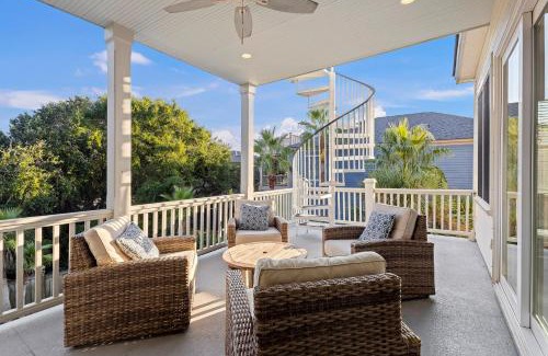 Isle of Palms House | CM3302: 3302 Cameron Blvd.