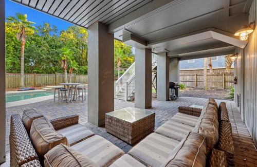 Isle of Palms House | CM3302: 3302 Cameron Blvd.