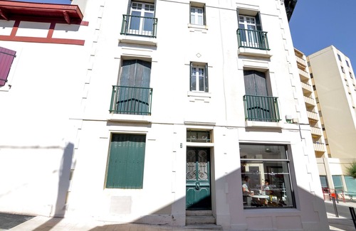 Biarritz Apartment | Coachella: Vintage Chic in the Heart of St Charles, Biarritz