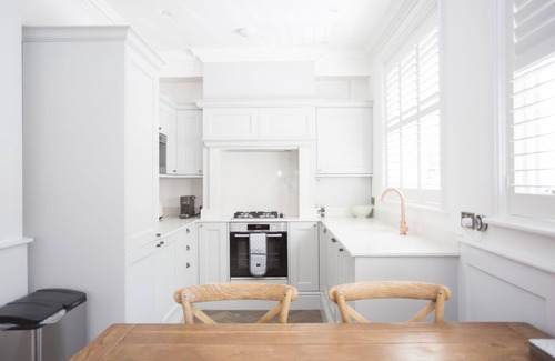 Worthing House | Coachman's Cottage -Worthing Beach - Sleeps 9