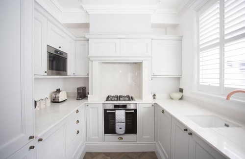 Worthing House | Coachman's Cottage -Worthing Beach - Sleeps 9