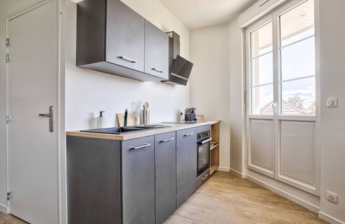 Merville-Franceville-Plage Apartment | Coastal stay in Merville-Franceville for 4 guests, wifi, parking