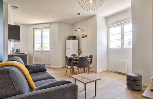 Merville-Franceville-Plage Apartment | Coastal stay in Merville-Franceville for 4 guests, wifi, parking